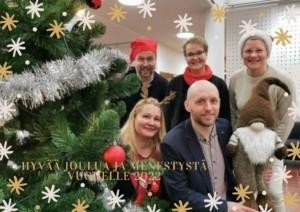 kuvassa joulukuusi ja kauhajoen elinkeinopalveluiden henkilöstöä. Takarivissa Mika Ahonen, Riitta Alapiha ja Marketta Nummijärvi, eturivissä Carita Latikka, Niku Latva-Pukkila ja tonttu
