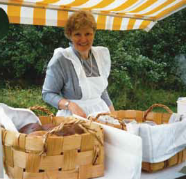 Sorttiemäntä Maija-Liisa Antila tuotteineen Sööpärin sorteissa 1990.