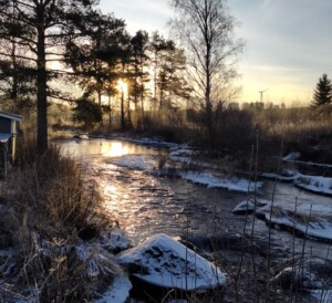 Talvinen jokimaisema.